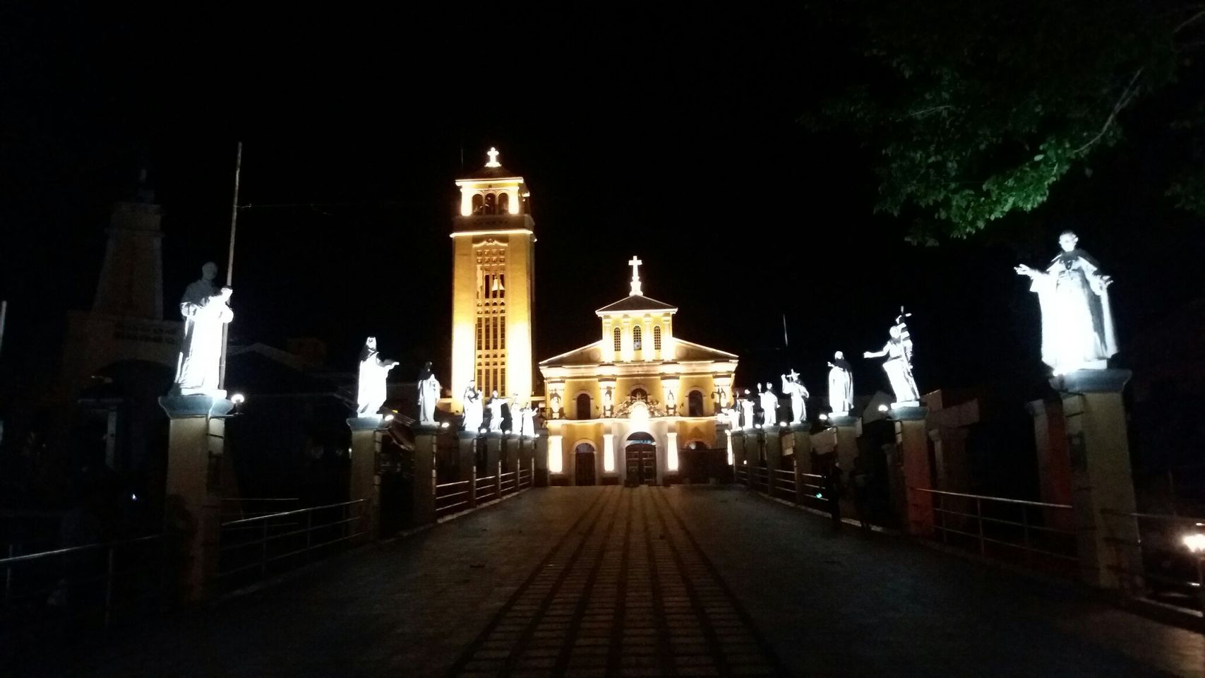 ¡Presentando la majestuosa belleza de la Catedral Basílica de Manizales – un refugio espiritual!
