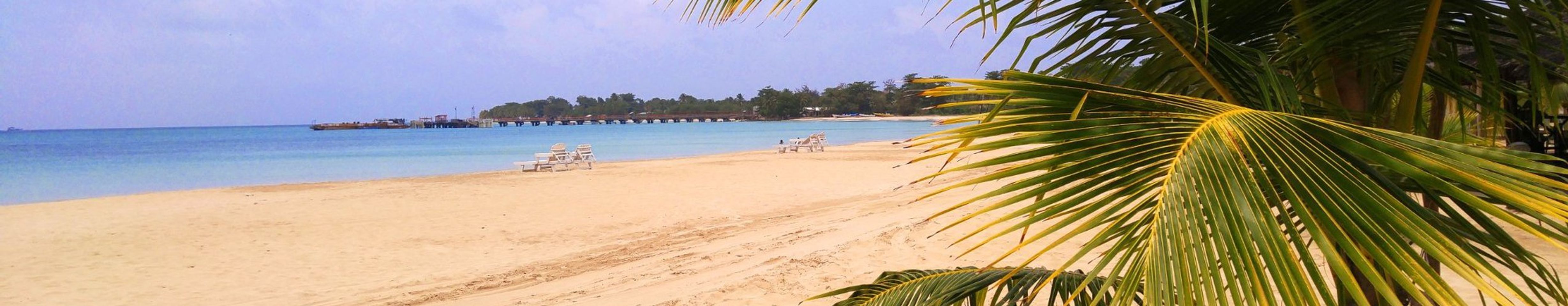 Vista de la playa más hermosa de la isla, localizada frente a los hoteles Arenas y Picknic Cente