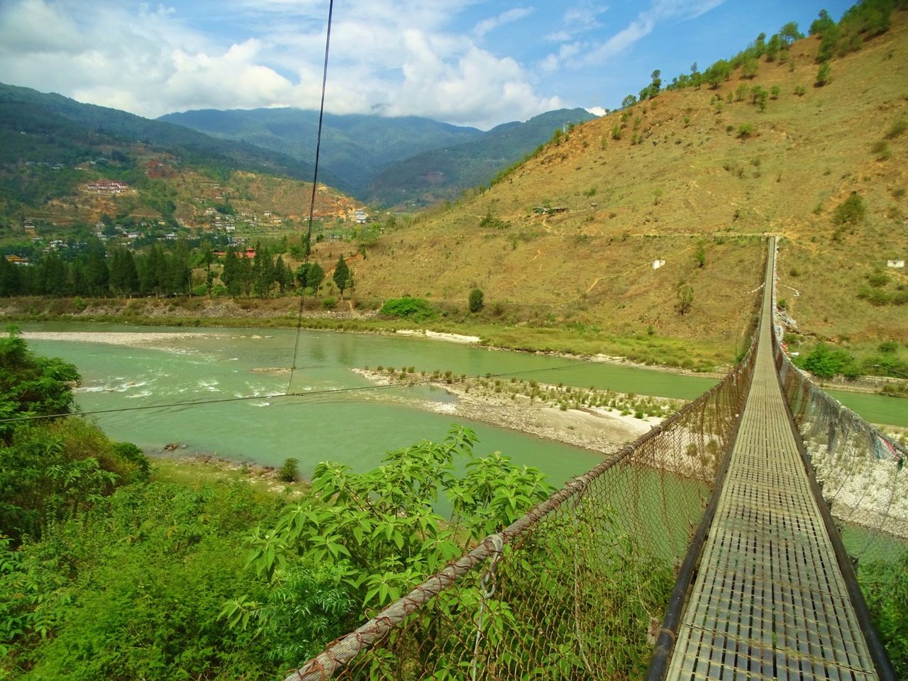 Cruzando el Puente de Bambú Místico de Bután.