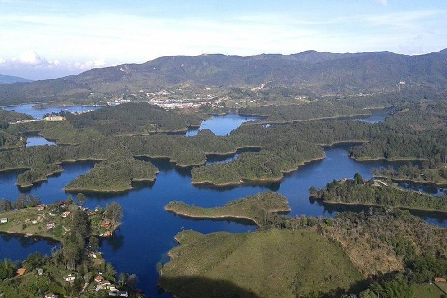 Merveille au bord du lac : El Peñol et Guatapé, les joyaux cachés de Medellín !