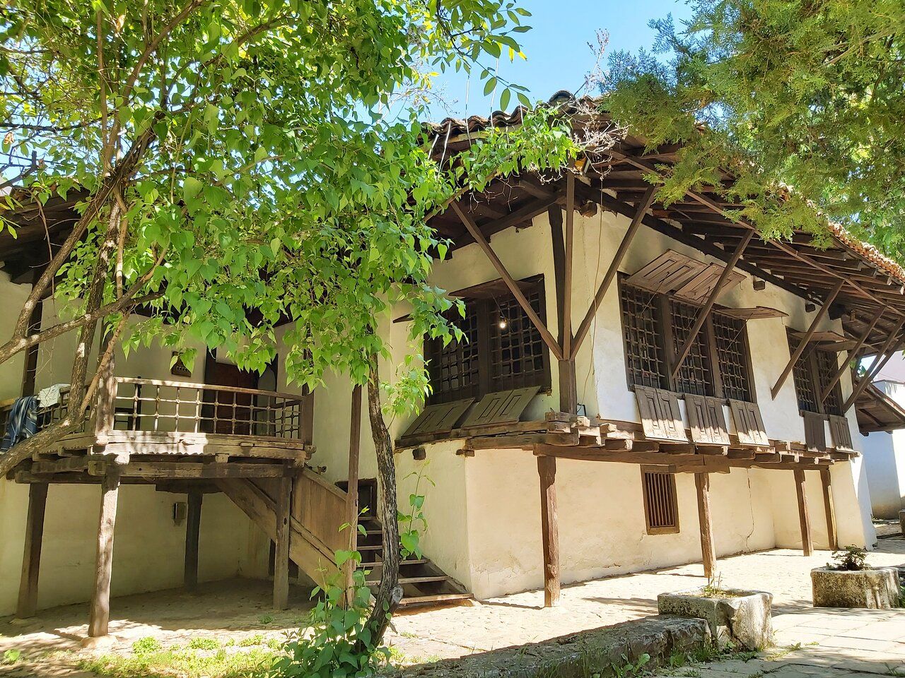 Ethnographic Museum (Muzeu Etnologjik) 
Typical traditional city architecture house from the XVIII century, and one of the oldest house in Prishtina, Kosova. 