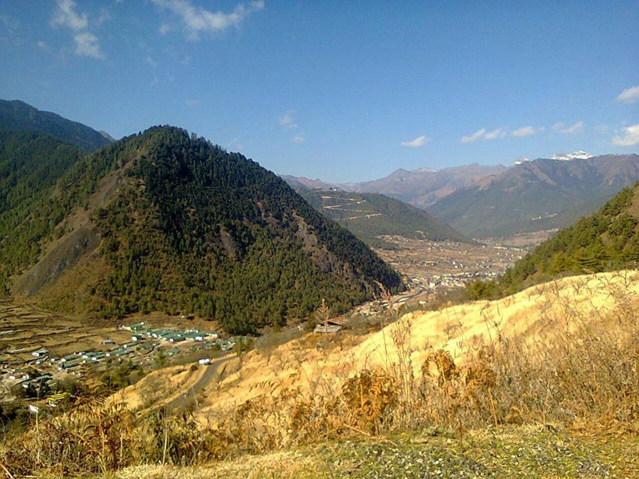 Descubre la serenidad y el esplendor en el valle de Haa, Bután.