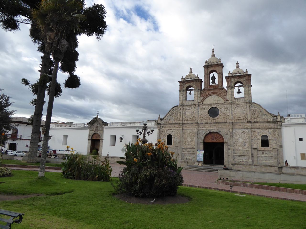 Revelando la majestuosa gloria de La Catedral de Riobamba.