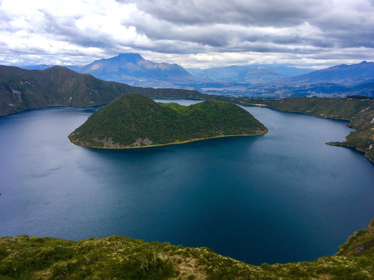 Entfessle deinen abenteuerlustigen Geist: die Laguna de Cuicocha in Otavalo, Ecuador entdecken.