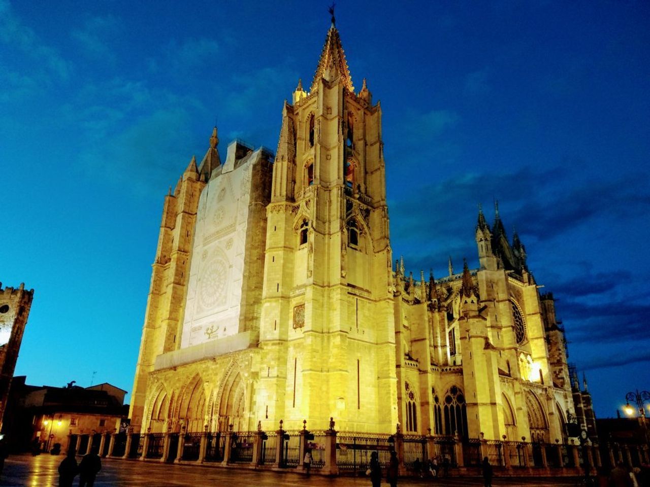 Descubre la majestuosa belleza de la Catedral de León.