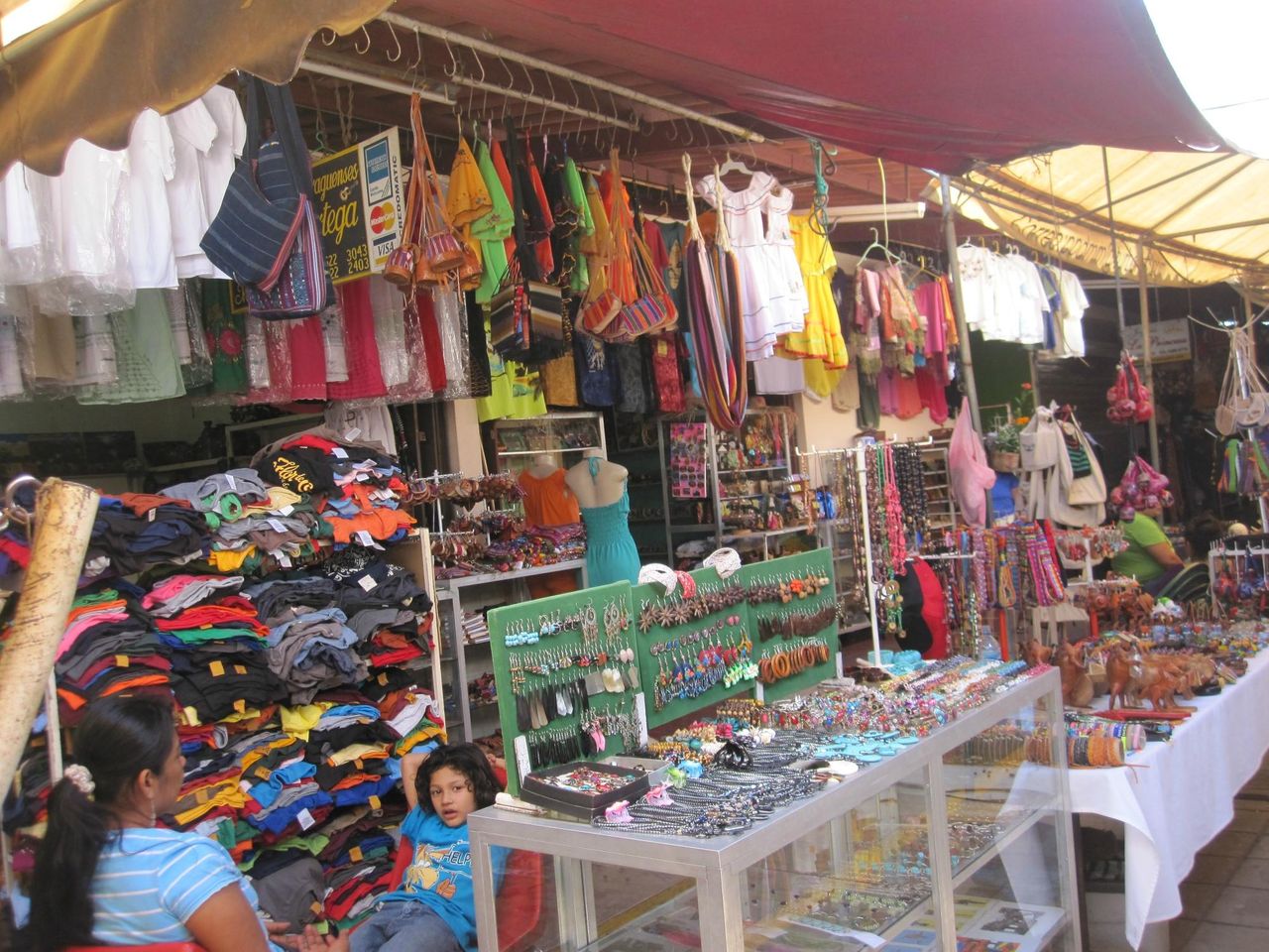 Ontdek de levendige kleuren en cultuur van de Artisan Market van Masaya.