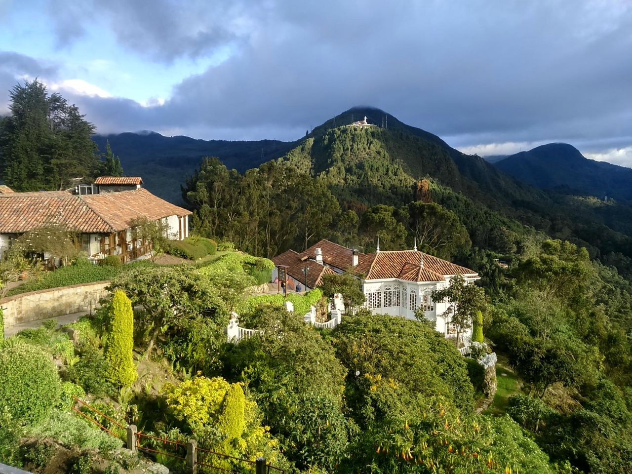 Découvrez le Charme Mystique de Monserrate – Une Destination Incontournable à Bogotá !