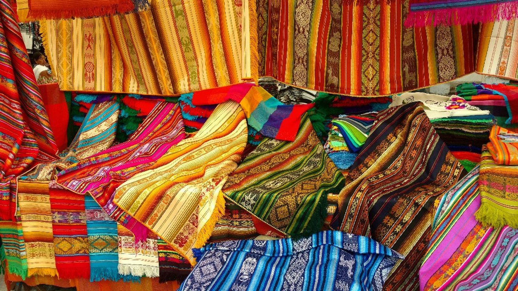 „Entdecken Sie die farbenfrohen Schätze des Otavalo-Marktes in Ecuador“