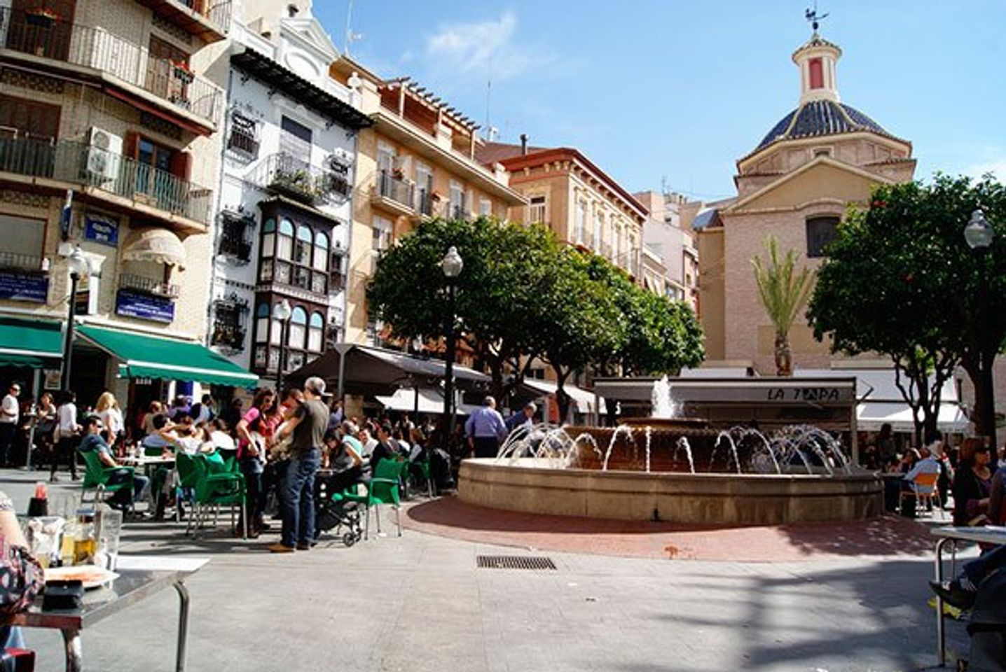 Découvrez la beauté et le charme de la Plaza de las Flores à Cuenca, Équateur.