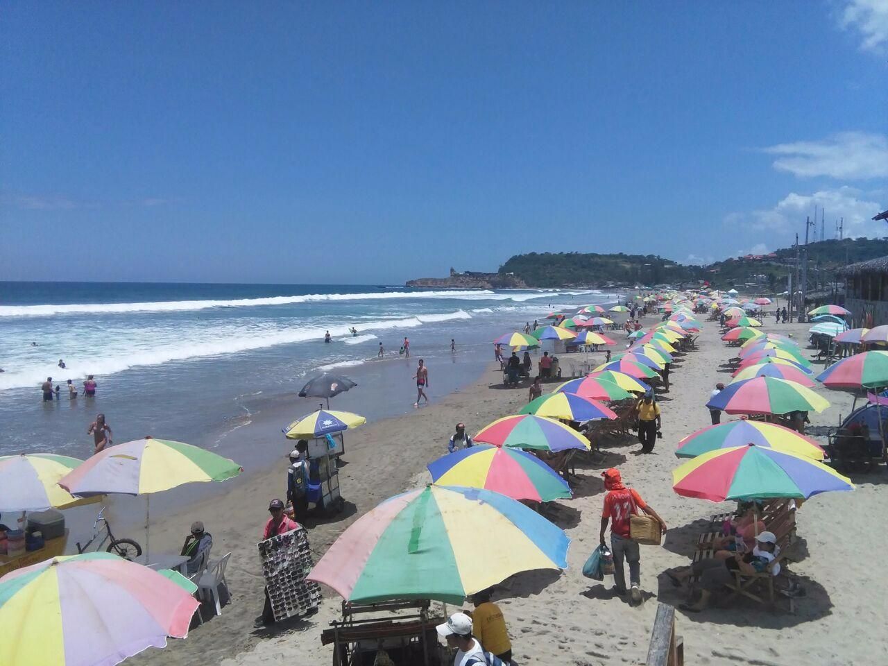 Playa de Montañita ideal para tomar el sol y para disfrutar del surf, puedes alquilar tablas.