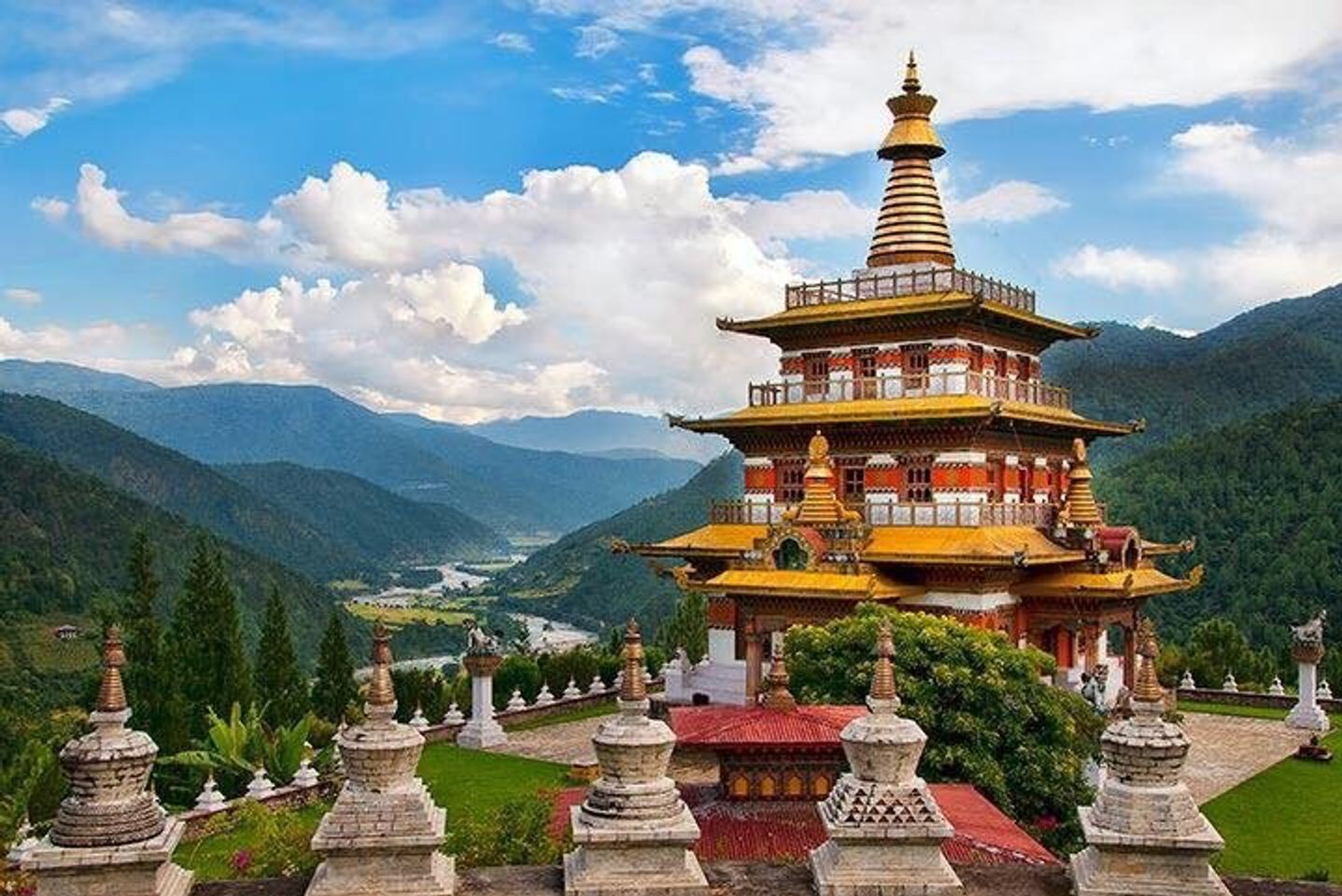 Descubre la belleza oculta de Bután: Camina hasta Khamsum Yulley Namgyal Chorten.