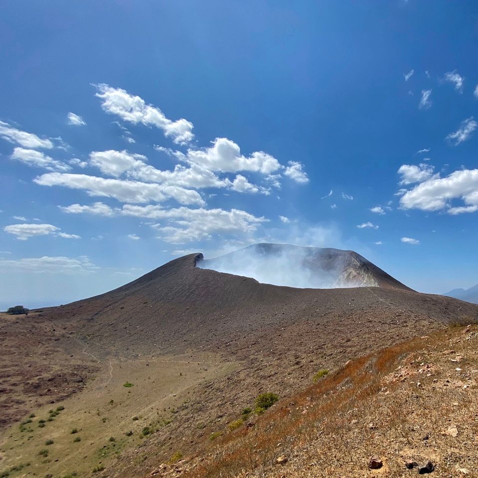 Desata tu explorador interior: conquista el Volcán Telica en Nicaragua.