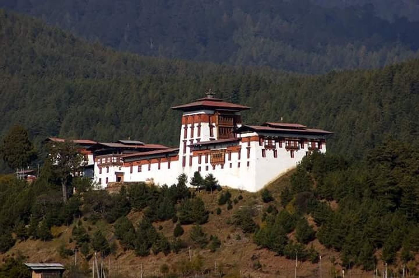 ¡Descubre el místico Bhután: explora los tesoros antiguos de Jakar Dzong!