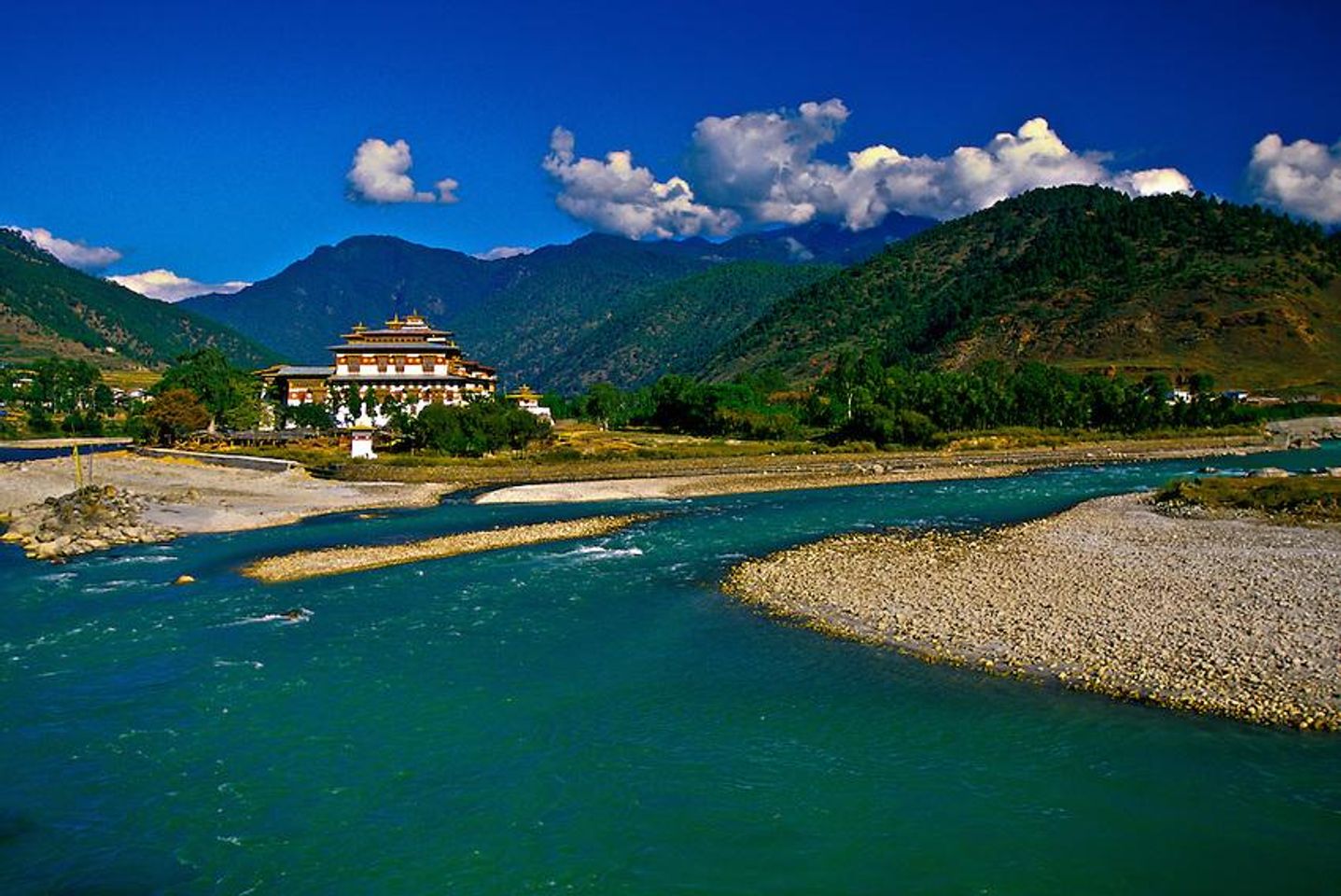 Desata tu explorador interior en el Dzong de Punakha: la histórica fortaleza de piedra de Bután.