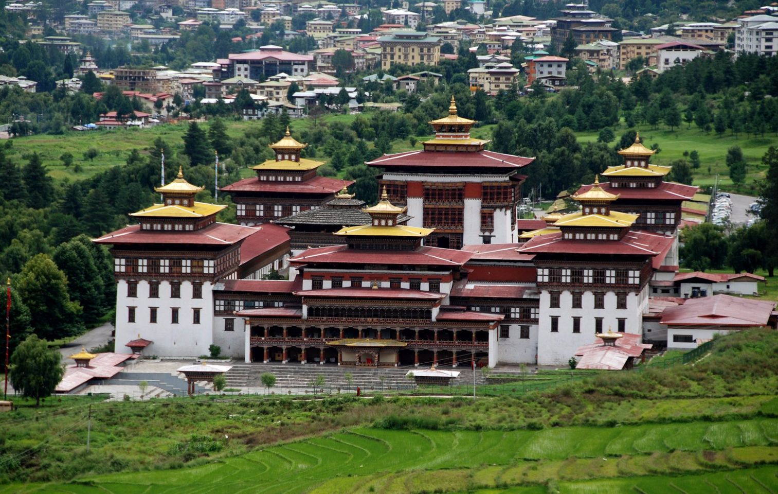 TASHICHHO DZONG  It was first constructed in 1216 A.D. by Lama Gyalwa Lhanangpa where Dechen Pho