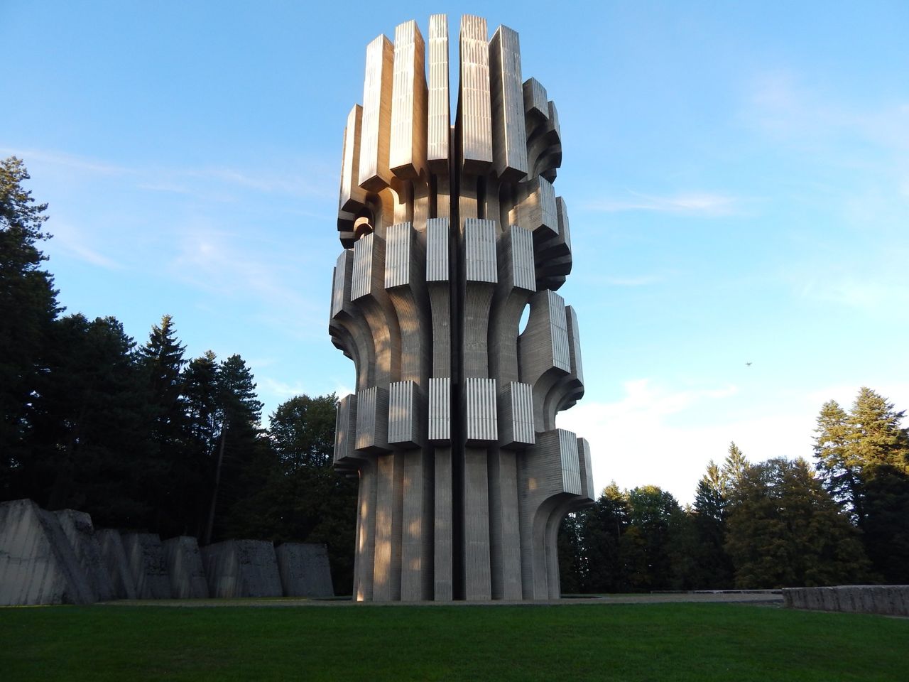 Dušan Džamonja, Monument