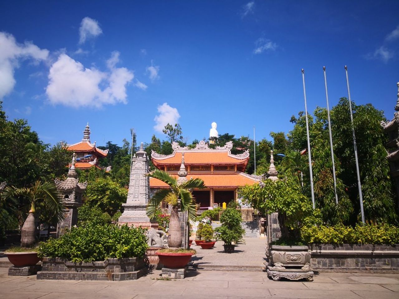Visit to the Long Son Pagoda